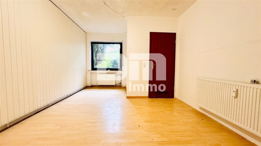 Ein- bis Zweifamilienhaus mit Einliegerwohnung, Garage + Carport in idyllischer Ortsrandlage - WE3 Souterrain Wohnzimmer